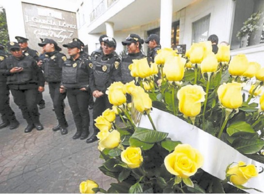 Lluvia de flores amarillas para Gabriel García Márquez