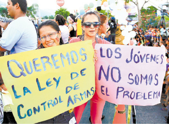 Desbordante alegría y belleza en desfile de carrozas en SPS
