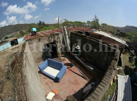 Tegucigalpa: Familias piden ayuda para reponer techos tras fuertes vientos