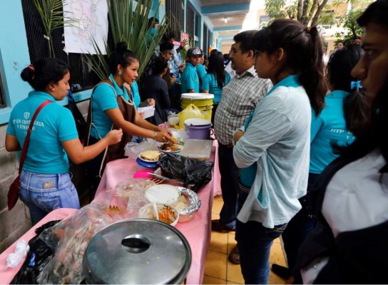 Feria catracha en el Instituto Hibueras