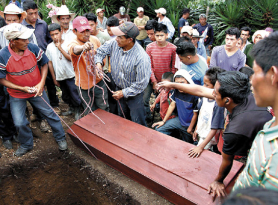 A 21 suben defunciones por aguardiente con metanol