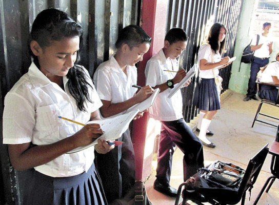 En el suelo inician clases alumnos del Centro Básico en Choluteca