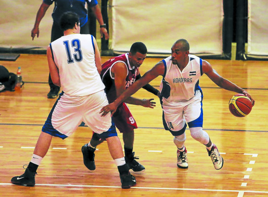 Catrachos se imponen en fútbol y baloncesto