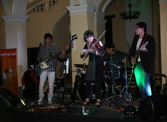 Reunión de artistas en evento 'Mujeres, nuevas historias”