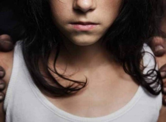 Niña colombiana fue violada por su padre, abuelo y tío