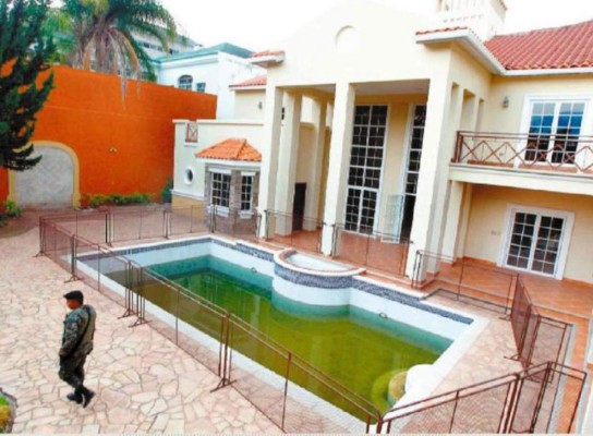 Gobierno traspasa 33 bienes incautados al IHSS