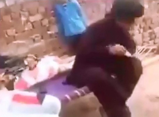 Dispara a sus hijos