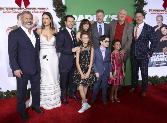 Alessandra Ambrosio sensual en la premiere de Daddy's Home 2