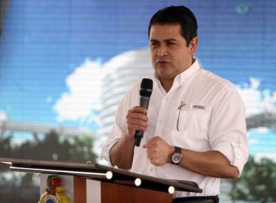 Presidente recuerda que podría cerrar Policía Nacional si no hay depuración