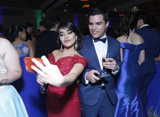 Elegante baile de graduación protagonizado por los seniors de la Hillcrest School