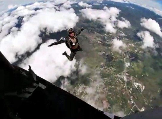 Paracaidista realiza un perfecto salto libre al amor