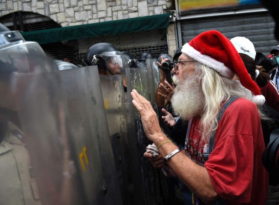 Policías dispersan gas pimienta en marcha de ancianos en Venezuela  