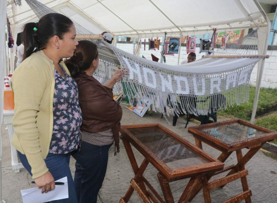 FOTOS: Reos exponen los productos elaborados con sus manos