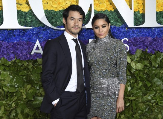 Famosos desfilan por la alfombra roja de los premios Tony
