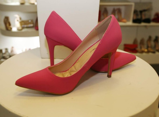 Tacones en punta y en colores muy juveniles