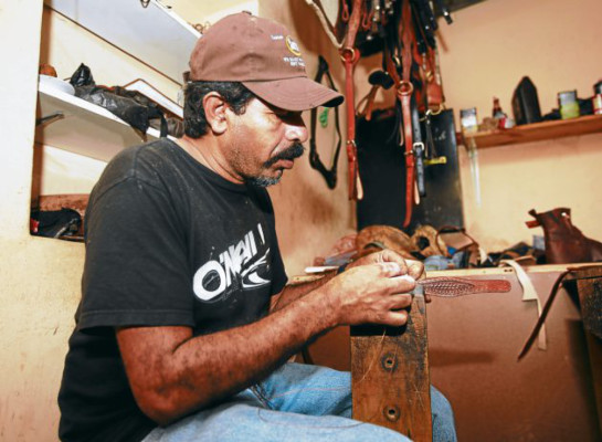 Talabarteros hacen del cuero, un arte