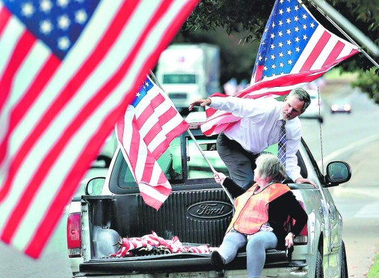 Emoción, color y civismo en la cita con la democracia