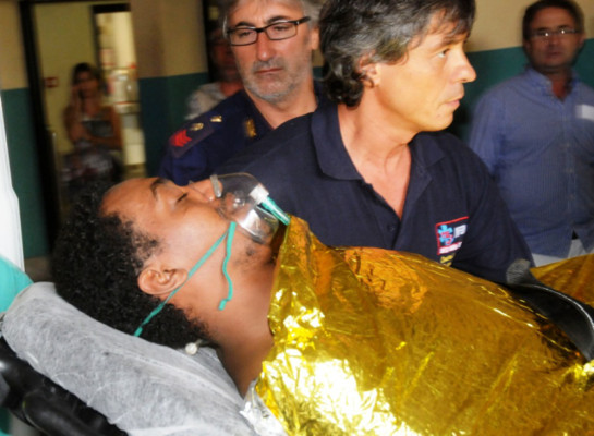 Recuperan 17 cadáveres más de naufragio en Italia