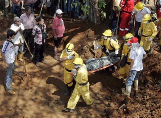 Recuperan más víctimas de fatal deslave en Colombia