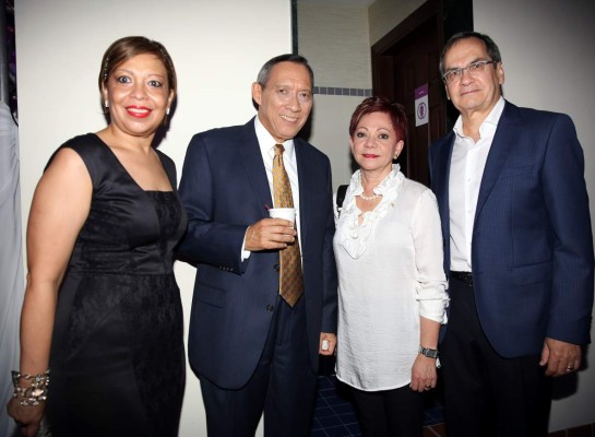 Disfrutan una noche con sabor a moda, arte y café