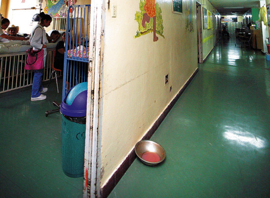 Reparan tuberías de aguas negras de Pediatría