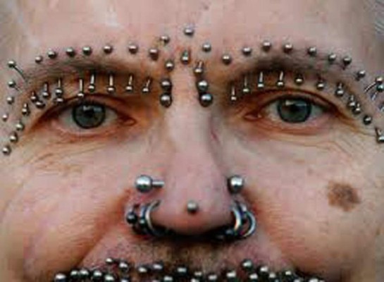 Dubái niega entrada al hombre con más piercings en el mundo