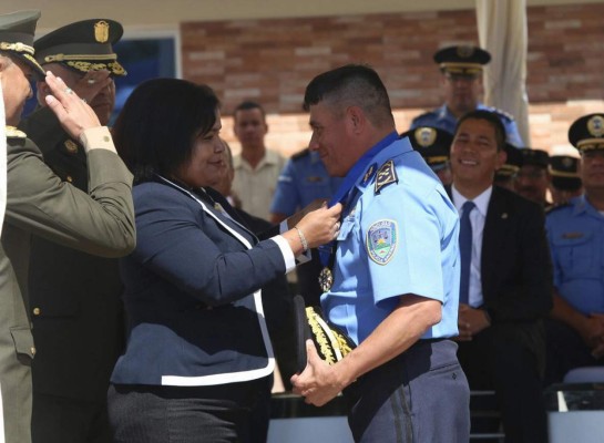 Con nuevo uniforme la policía hondureña celebra su 134 aniversario