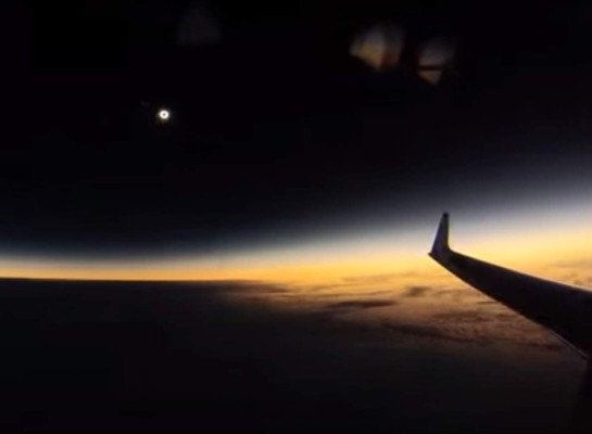 Eclipse solar visto desde el cielo