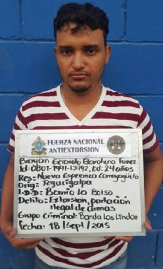 Dos policías, entre presuntos extorsionadores capturados