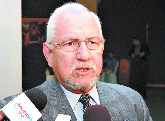 Micheletti: Clinton quiere lavarse las manos