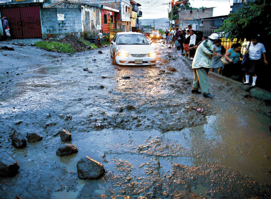 Derrumbe soterra dos cuadras de la colonia El Picachito