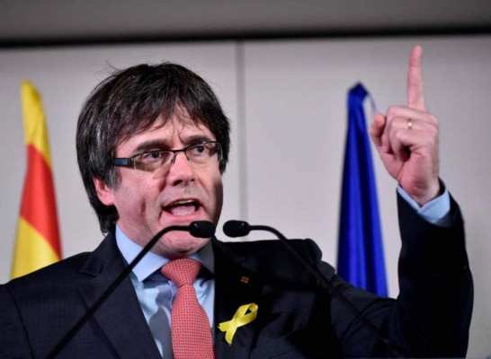 'Puigdemont presidente' gritan nuevamente sus militantes en Barcelona