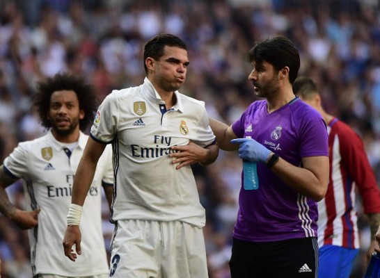 El defensa portugués del Real Madrid Pepe muestra señales de dolor. AFP PHOTO / PIERRE-PHILIPPE MARCOU.