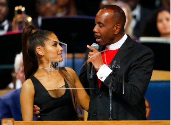 Obispo manosea bubi de Ariana Grande en el funeral de Aretha Franklin y luego pide disculpas