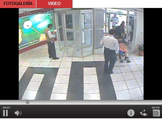 Video muestra a sujetos que usaron silla de ruedas para asaltar banco