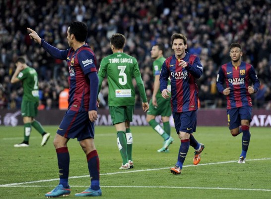 Triplete de Messi permite al Barcelona seguir al acecho del Real Madrid