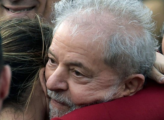 FOTOS: Ovacionado por sus partidarios salió Lula da Silva de la cárcel