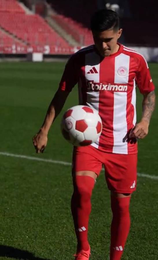 Luis Palma es presentado con el Olympiacos de Grecia al lado de lujoso carro