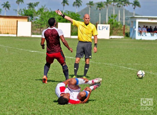 Yadel Martínez, un árbitro que no le tiembla la mano&nbsp;&nbsp;