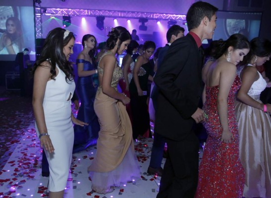 Elegante baile de graduación protagonizado por los seniors de la Hillcrest School