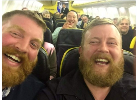 Fotografía de un hombre y su doble en un avión se hace viral