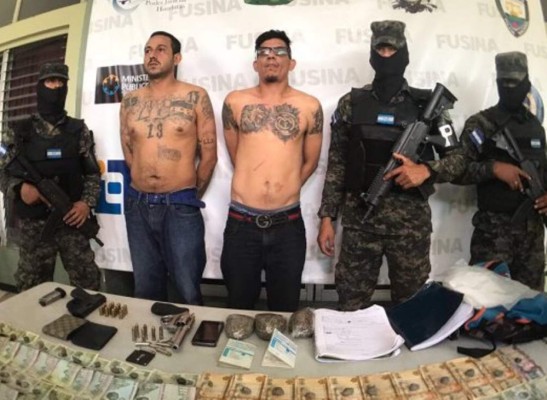 Capturan a dos presuntos miembros de la Mara Salvatrucha en poder de libros de extorsión