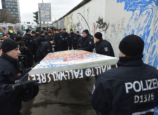 Manifestación contra perforación de Muro de Berlín