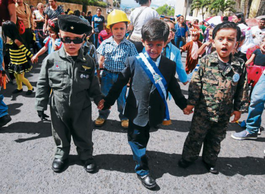 Preescolares llenan de patriotismo la capital