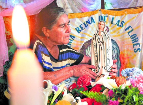 Virgen María, reina de las flores