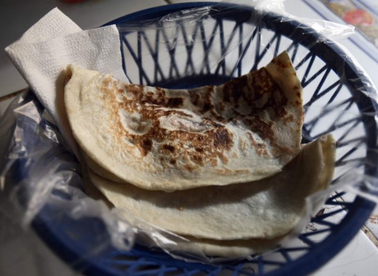 La 'Mega Baleada' de Los Dolores, sazón único en la capital hondureña