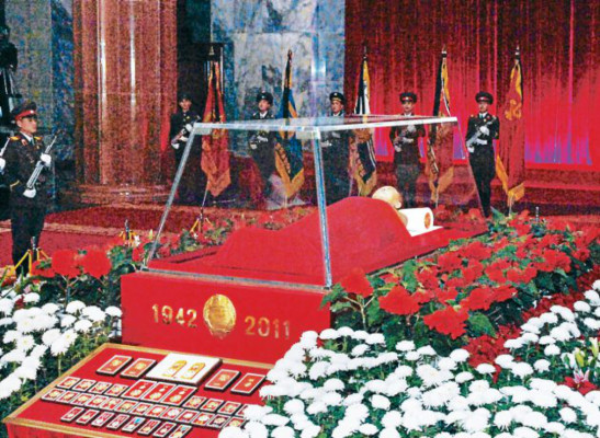Cadáver de Kim Jong-il mostrado por la televisión
