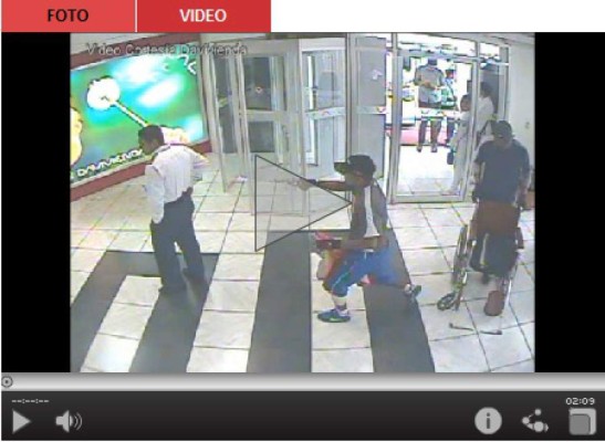 Video muestra a sujetos que usaron silla de ruedas para asaltar banco