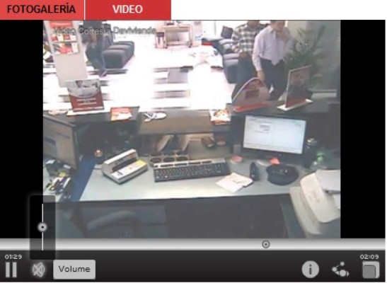 Video muestra a sujetos que usaron silla de ruedas para asaltar banco