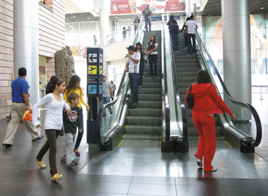 Pasajeros repudian el alza de 17 dólares al entrar o salir de Honduras